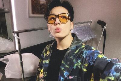 BTS: Filtran imágenes en Twitter de Jungkook con cabello largo y tatuajes 