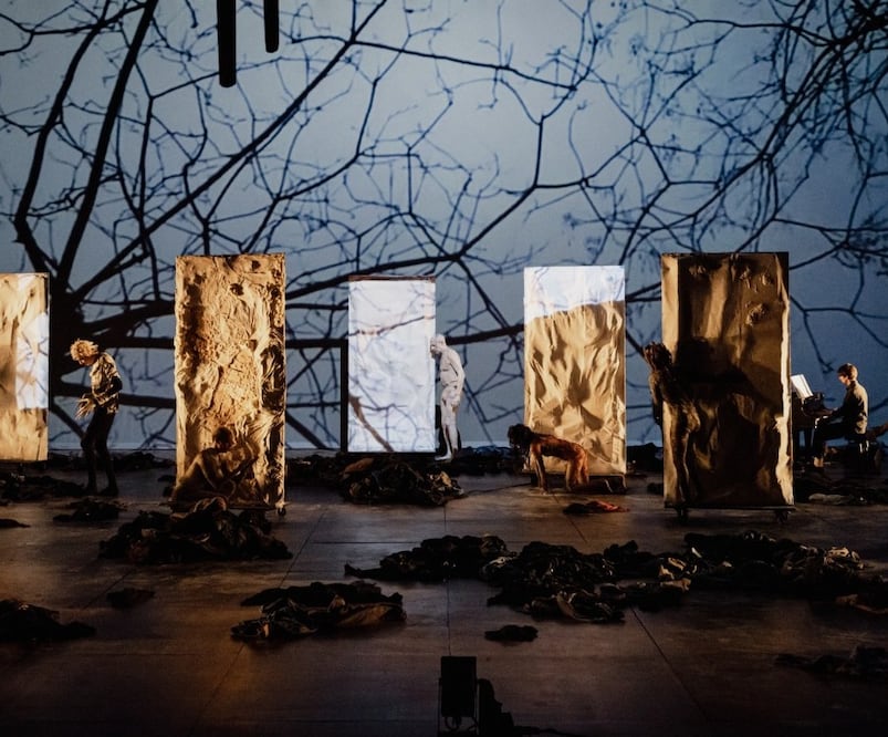 El israelí Amos Gitai presentó una obra sobre el antisemitismo y las persecuciones sufridas por el pueblo judío desde la Edad Media, que mezcla  musical, cine y teatro. Crédito: X: Teatros del Canal