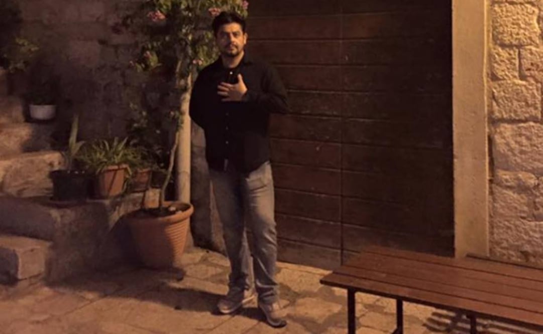 Alfredo Daza ofreció un recital al aire libre, frente a la torre dedicada a San Marcos, en el patio del famoso Castillo del Kamerlengo. FOTO: Facebook/Alfredo Daza.