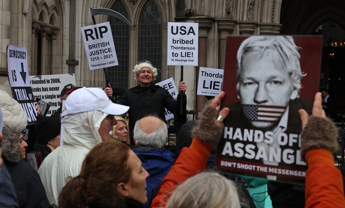 Los manifestantes sostienen pancartas mientras protestan frente a los Tribunales Reales de Justicia, el Tribunal Superior de Gran Bretaña. Foto: AFP