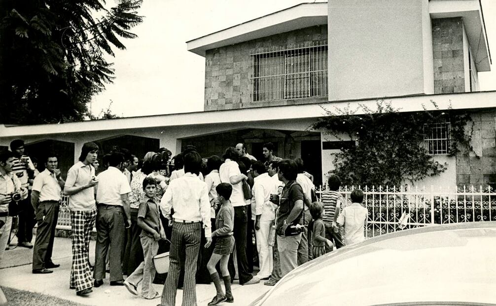 A la entrada de la residencia ubicada en Lope de Vega 881, domicilio de la familia Zuno Arce, reporteros, fotógrafos, camarógrafo y curiosos se arremolinaron en espera de noticias sobre el paradero del fundador de la U de G. Archivo EL UNIVERSAL.