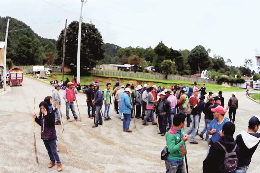 Pobladores de El Aguaje retuvieron a los cinco hombres que supuestamente se escondían en la comunidad; piden la intervención de las autoridades para investigarlos (FREDY MARTÍN PÉREZ. EL UNIVERSAL)