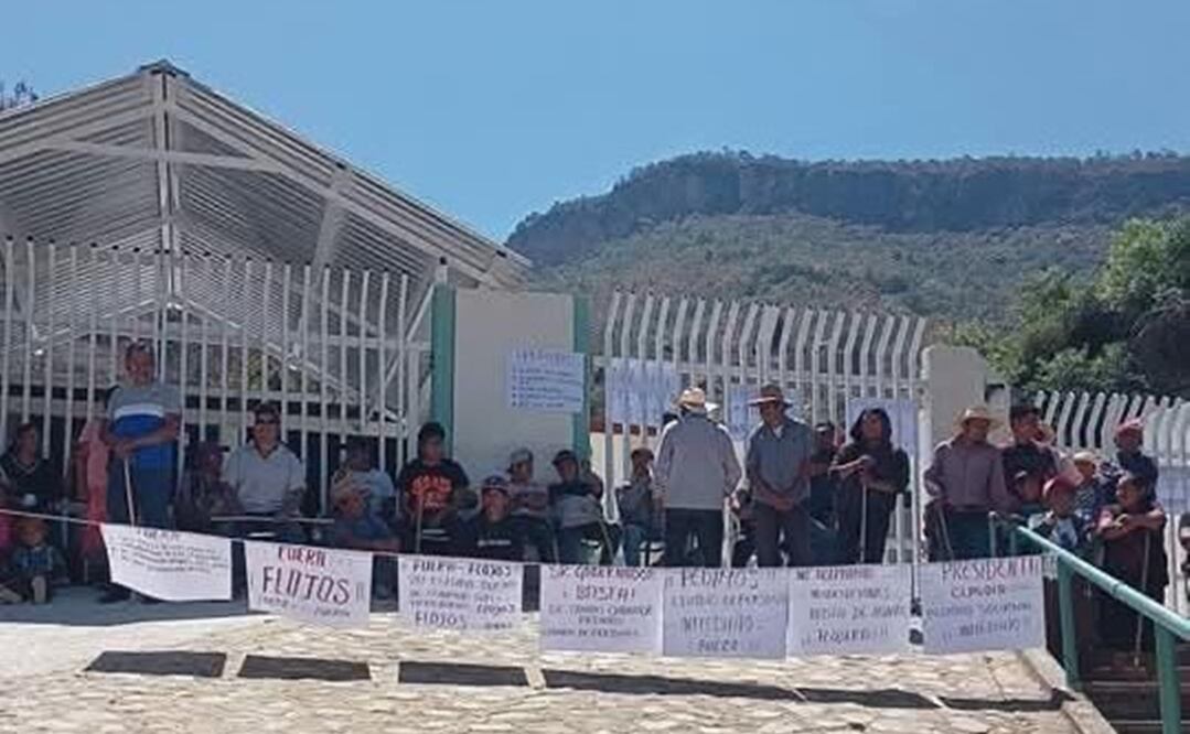 Los manifestantes se plantaron en las afueras del Centro de Salud hasta ser atendidos por las autoridades. Foto: Especial