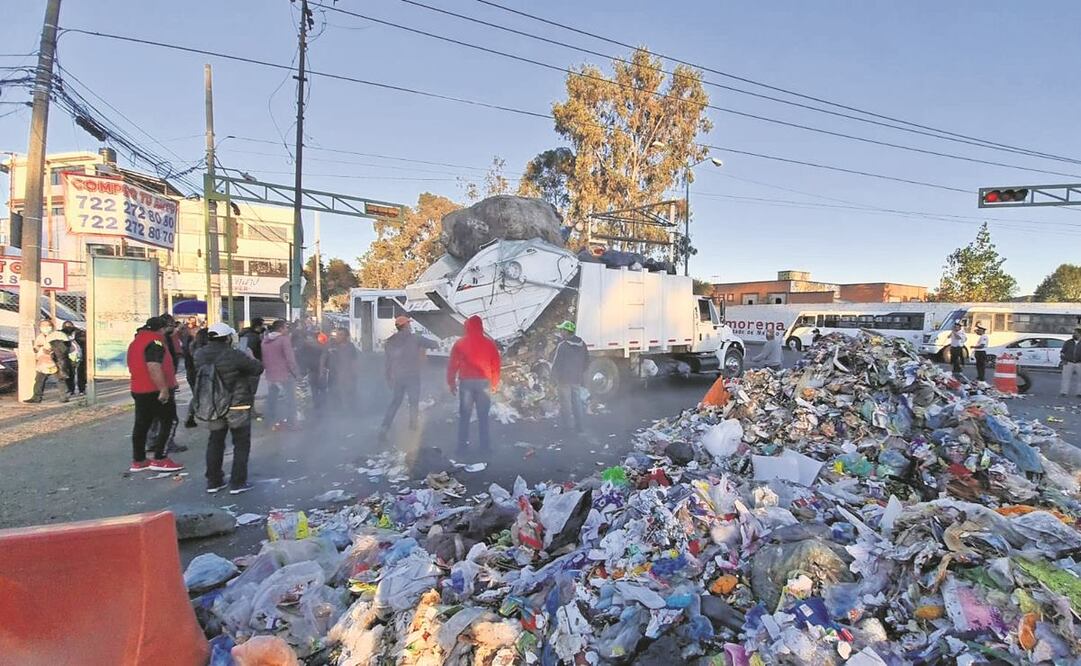 La protesta de los trabajadores escaló y arrojaron la basura frente al palacio de gobierno estatal y en vías como Isidro Fabela y Filiberto Gómez. Foto: Claudia González/ EL UNIVERSAL.