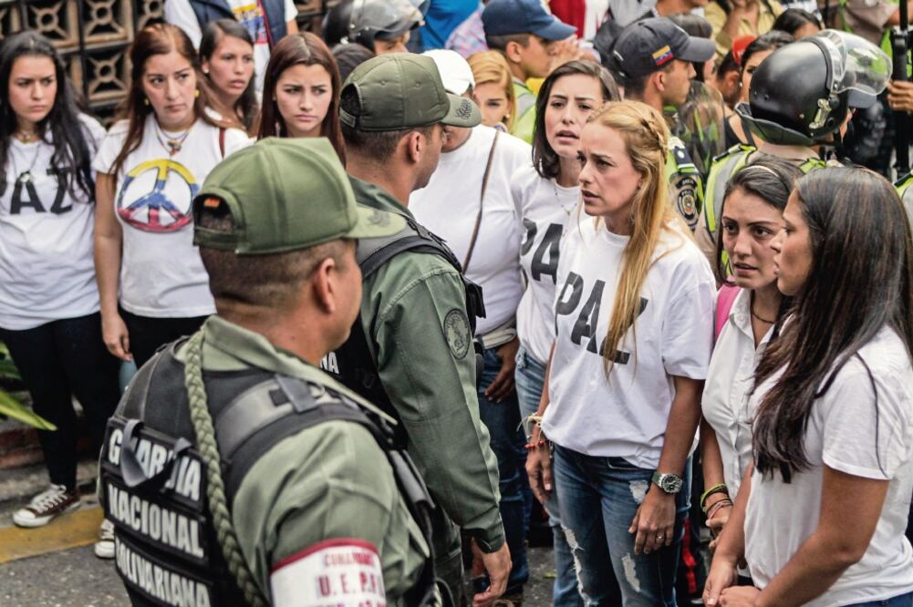 Lilian Tintori (tercera de der. a izq.), esposa del dirigente venezolano Leopoldo López , y Patricia Ceballos (cuarta de der. a izq.), esposa del también dirigente Daniel Ceballos (CRISTIAN HERNÁNDEZ. EFE)