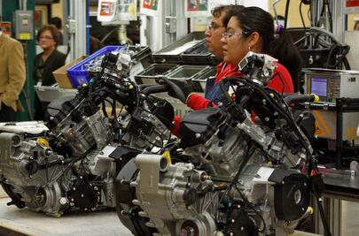 Subirán precios de autos por superdólar