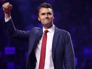 Jefe del FBI se defiende de las críticas por la confusión que generó tras asesinato de Charlie Kirk