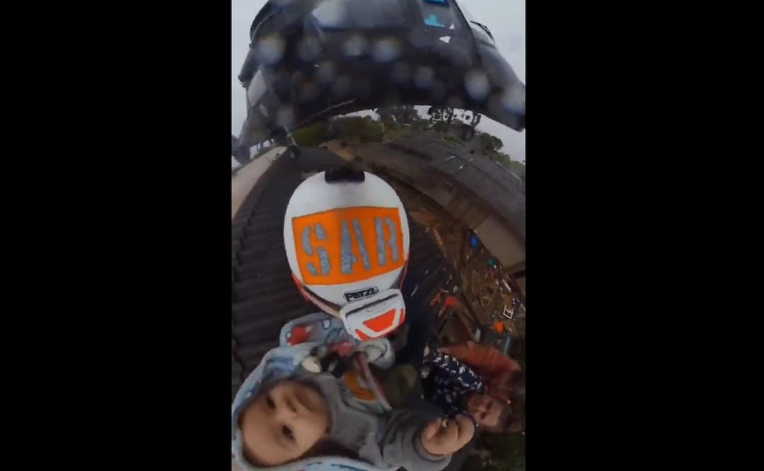 Bebé de 2 años es rescatado del techo de una casa tras fuertes inundaciones en Brasil . Foto: Captura