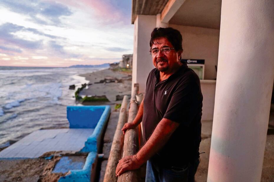 Arturo Miranda, propietario de la Cabaña de Lucio, un restaurante en Playa Bonfil, tiene claro que esta temporada está perdida y no podrá recibir a ningún turista. Foto: Diego Simón Sánchez | El Universal