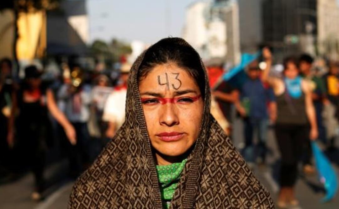 A woman takes part in a march to mark the anniversary of the disappearance of the 43 students of Ayotzinapa – Photo: Carlos Jasso/Reuters