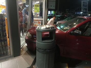 Niño de 2 años choca contra tienda de conveniencia 