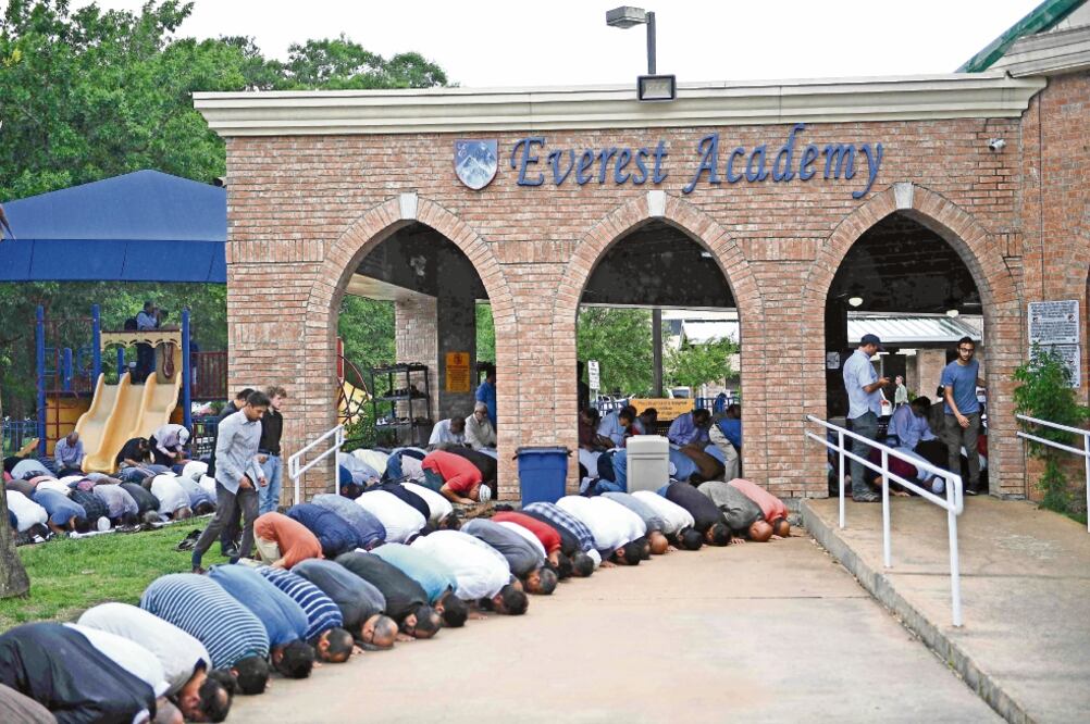 Ayer se realizó el funeral de Sabika Sheikh, joven paquistaní, de 17 años, quien fue asesinada durante el tiroteo en la escuela Santa Fe. Foto: BRENDAN SMIALOWSKI. AFP