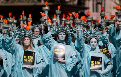 Estatuas de la Libertad protestan en Londres contra Donald Trump