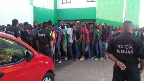 Migrantes africanos, asiáticos y haitianos saturan INM en Tapachula
