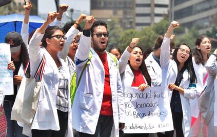 Médicos pasantes marchan por mejores condiciones de apoyos y seguridad