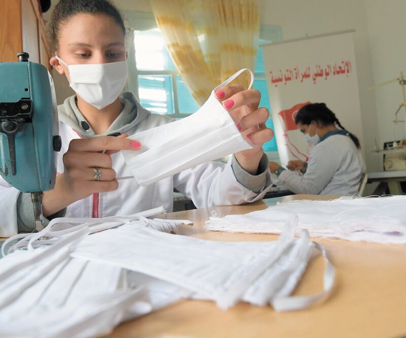 Ventas al alza. La pandemia incrementó la venta de cubrebocas, ventiladores y termómetros, entre otros artículos. Foto: AFP