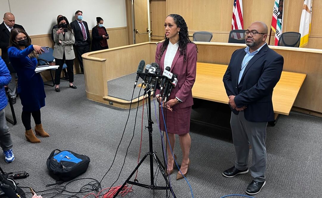 La fiscal de distrito de San Francisco, Brooke Jenkins, habla con los periodistas después de una audiencia preliminar para David DePape. Foto: AP