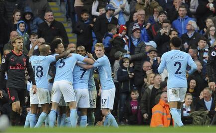 Manchester City golea al Arsenal y se mantiene en la cima