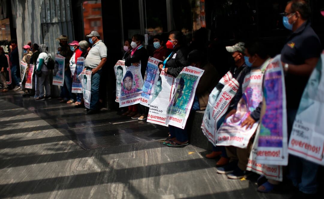 Familiares y amigos de los 43 normalistas desaparecidos de Ayotzinapa protestan así en la sede de la FGR. Foto: EFE