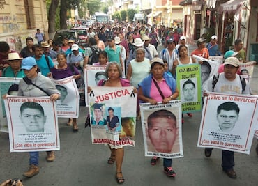 Marchan padres de los 43 y normalistas en Chilpancingo