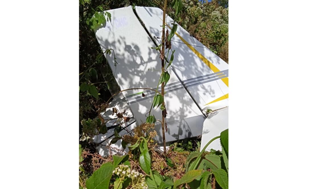 Al sitio llegaron también las unidades 007 y 01 de Protección Civil, quienes realizaron el rescate del piloto y lo trasladaron vía aérea. Foto: Especial