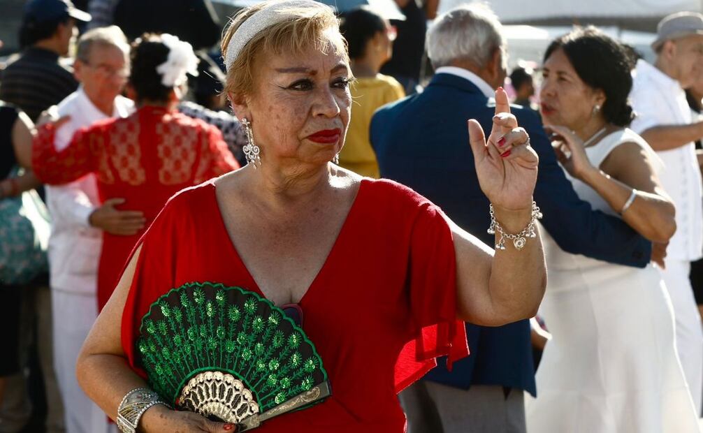 Cientos de personas presumen su vestuario para bailar danzón (16/11/2025). Foto: Especial