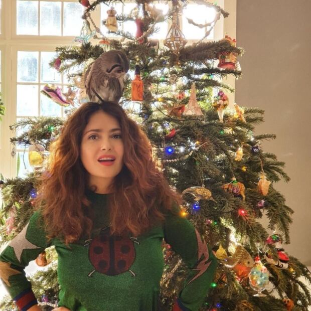 Salma Hayek presume su look navideño y arbolito