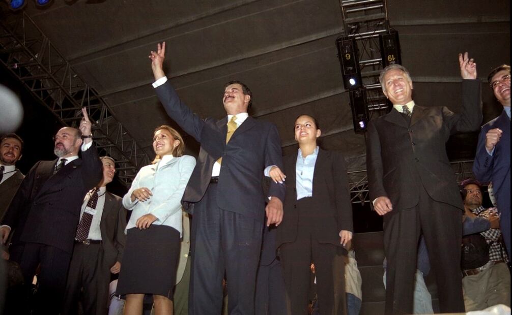 Vicente Fox festejando en el Ángel de la Independencia durante la madrugada del 3 de julio del 2000. “Debemos congratularnos todos los mexicanos. Estamos sacando adelante la transición sin turbulencias”, dijo el entonces presidente electo. Foto: Fabián Márquez/EL UNIVERSAL.