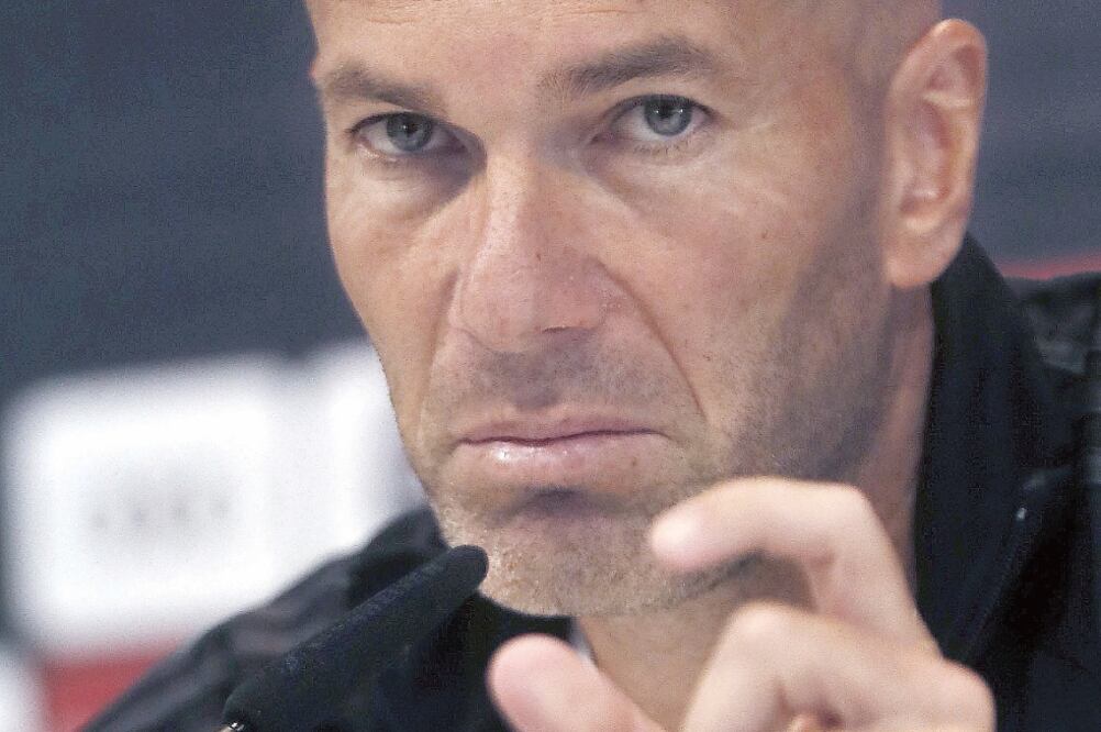 Zinedine Zidane cumple hoy 100 partidos al frente de los blancos (FERNANDO ALVARADO. EFE)