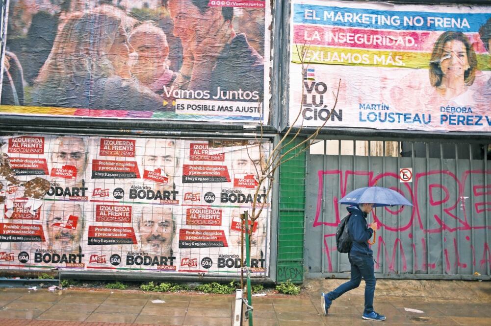 Periodo de reflexión. Las calles del centro de Buenos Aires lucen llenas de propaganda sobre las primarias (DAVID FERNÁNDEZ. EFE)