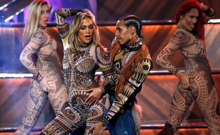 Jennifer Lopez brilla al inicio de los AMAs 2015