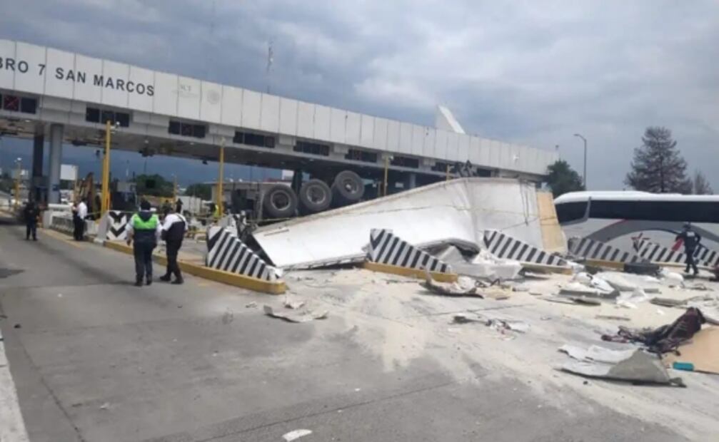 Tráiler se impacta contra casetas de cobro en autopista México-Puebla; hay dos muertos
