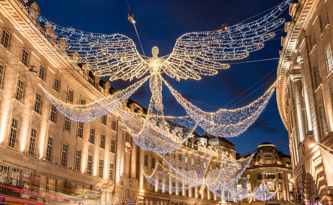 Regent Street, una de las calles más famosas de Londres, en su tradicional iluminación de Navidad. Foto: iStock