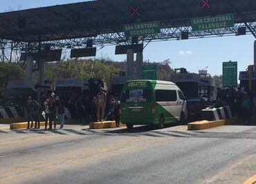 Maestros del SNTE bloquean vías; exigen liberación de maestros en Chiapas