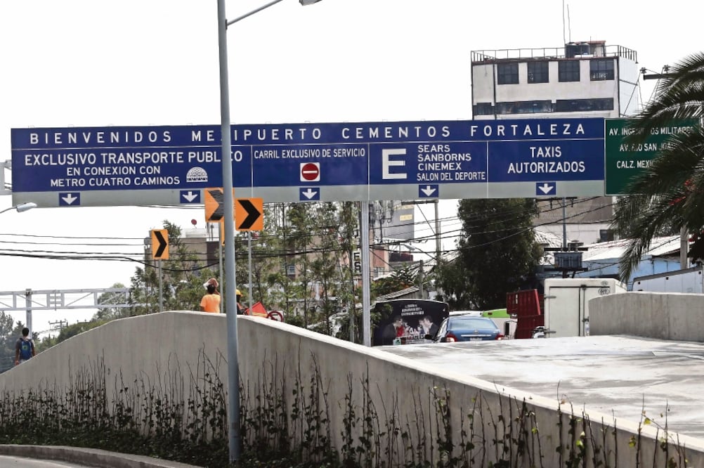 Vecinos se rehúsan a que el Mexipuerto se llame “Cementos Fortaleza”, como se lee en los letreros colocados en el lugar. “¿Venderán cemento, varillas? ¿quieren eliminar el nombre emblemático de Cuatro Caminos?”, preguntan (FERNANDO RAMÍREZ. EL UNIVERSAL)