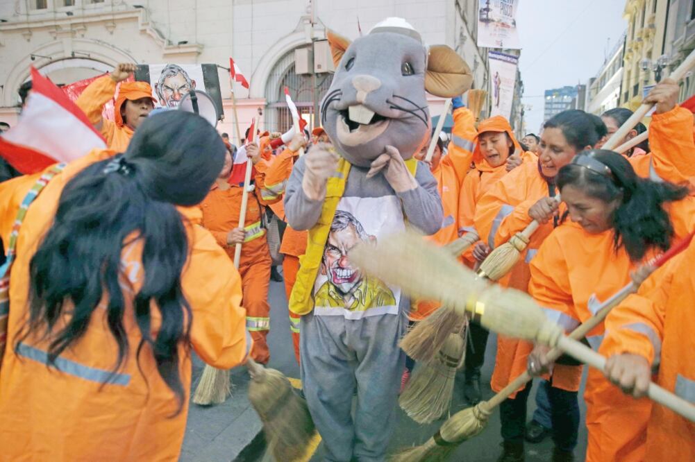 Miles de peruanos se manifestaron ayer contra la corrupción en la plaza San Martín, en Lima (MARTIN MEJIA. AP)
