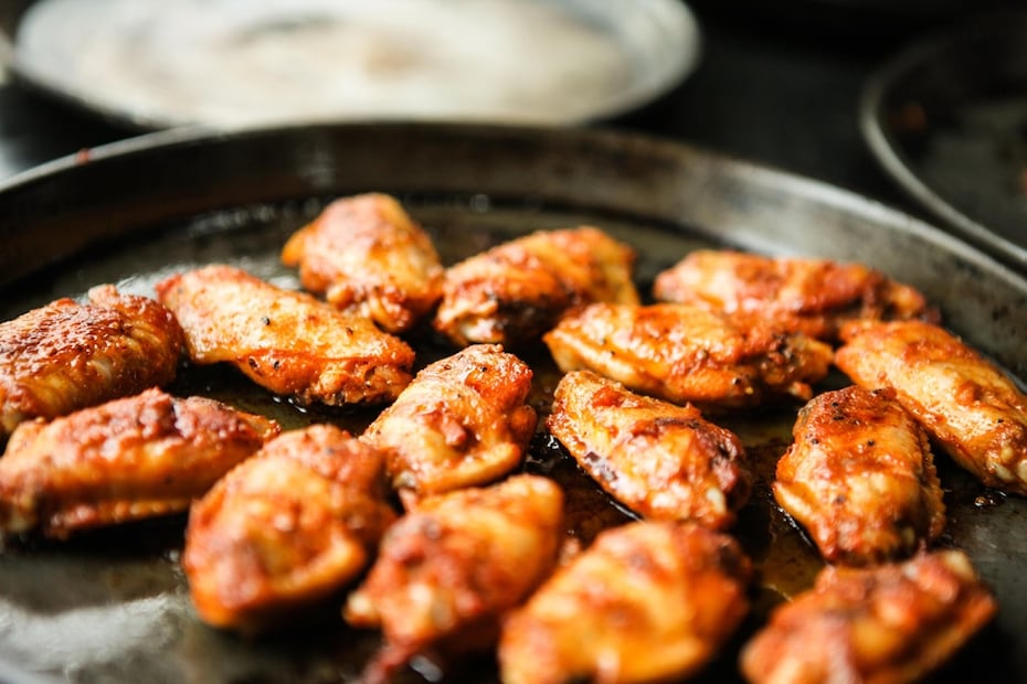 Las alitas con salsa BBQ se han convertido en uno de los antojitos favoritos en México. Foto: Pixabay