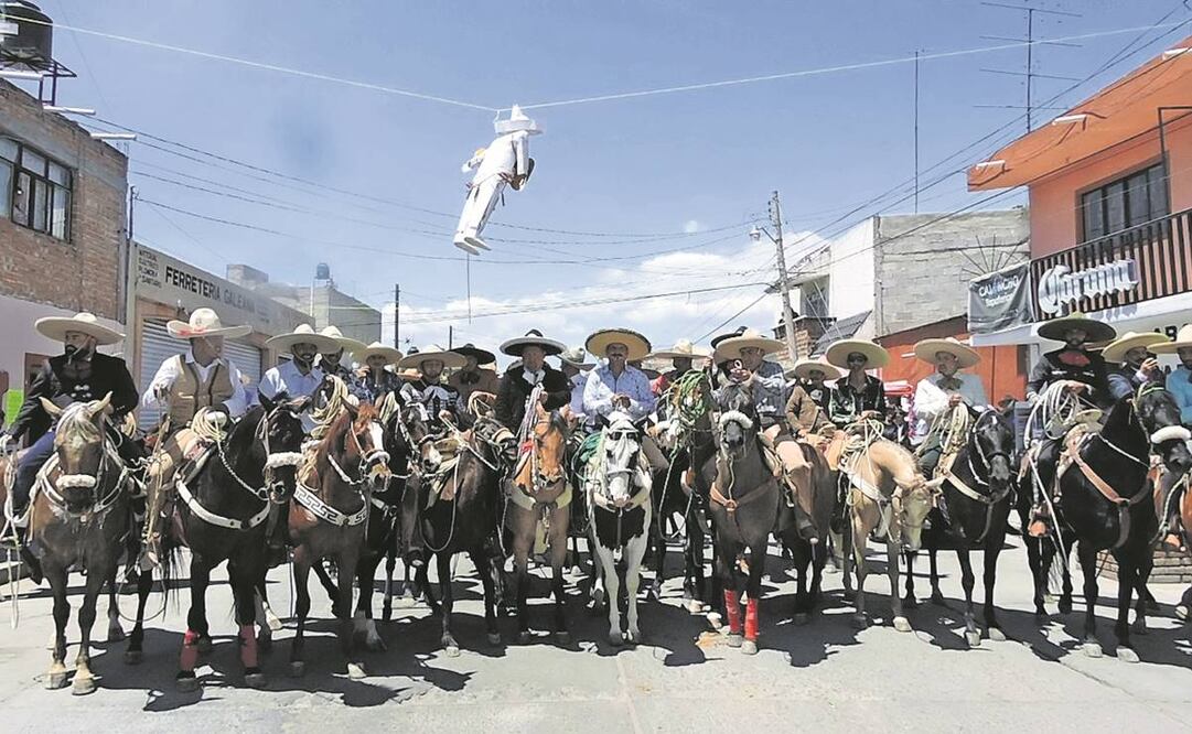 La Quema de Judas marca el final de la Semana Santa, cuando en las calles de Jerez se cuelgan hasta un centenar de esas figuras de cartón y carrizo. Foto. Luis Miguel Murillo/ EL UNIVERSAL.