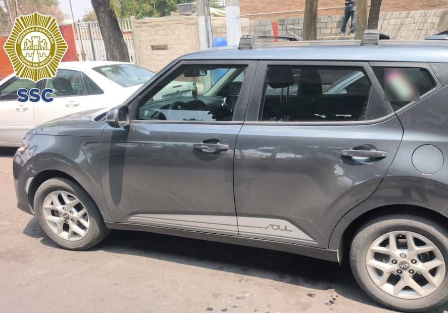 Policías iniciaron una persecución y lo interceptaron cuando intentaba abordar una camioneta gris. Foto: Especial