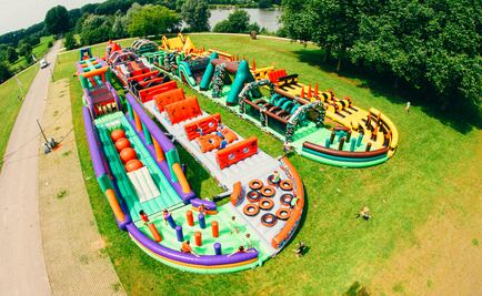 ¿Jugarías en el inflable más extremo del mundo?