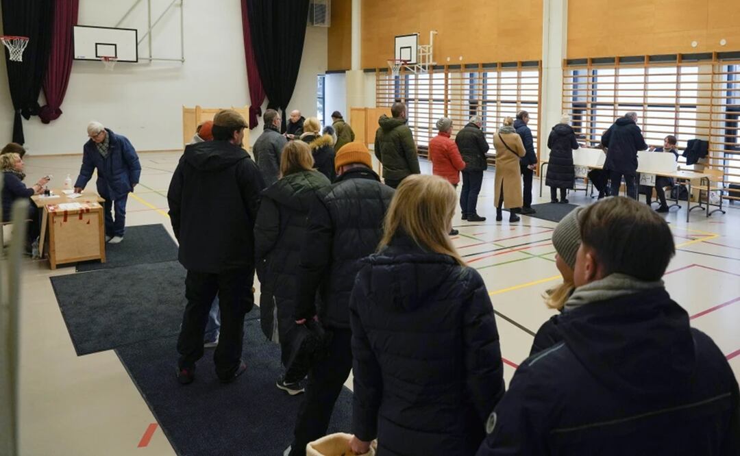 Un grupo de personas hace fila para emitir su voto en un colegio electoral durante la elección presidencial en Espoo, Finlandia, el domingo 28 de enero de 2024. Foto: AP