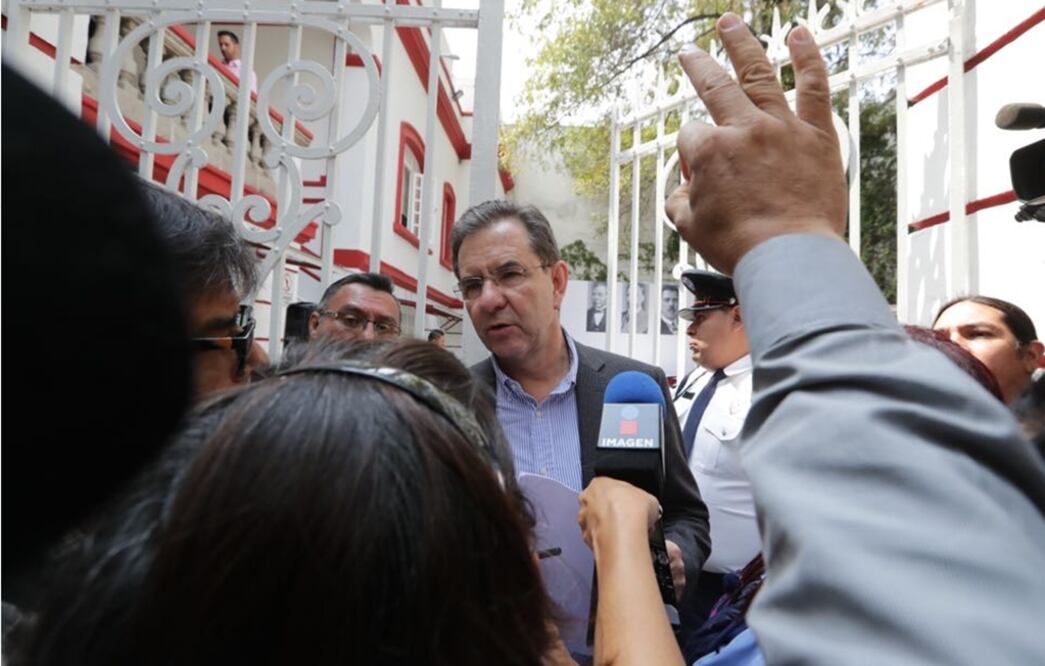 El próximo secretario de Educación Pública, Esteban Moctezuma, fue abordado por maestros del Estado de México que le pidieron frenar la evaluación docente. Foto: Luis Cortés/EL UNIVERSAL