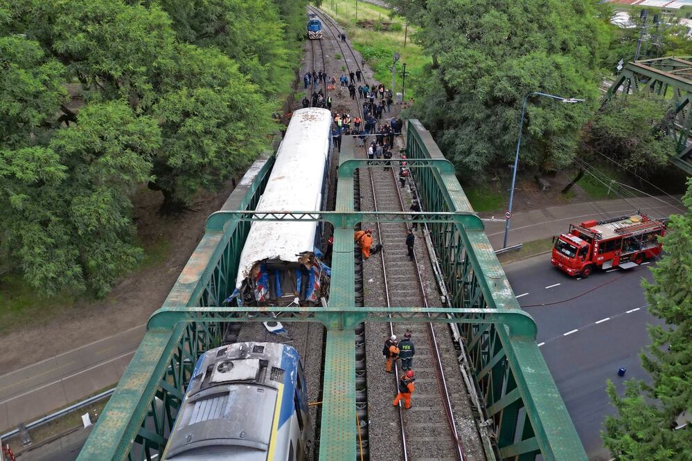 Vista aérea del personal de emergencia trabajando en el punto donde chocaron dos trenes, en Buenos Aires. Foto: AFP