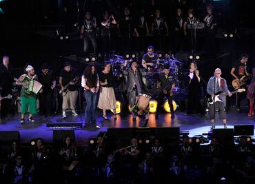 Rock en tu Idioma Sinfónico llena al público de sonido mexicano