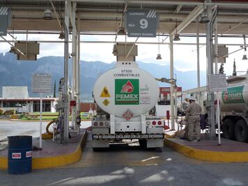 Dona Pemex asfalto y gasolina a Coahuila
