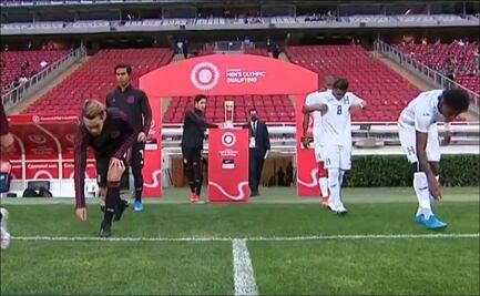 Alan Cervantes tocó el trofeo del Preolímpico previo a la final