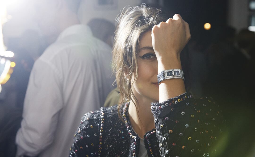 Alessandra Mastronardi. Actriz y embajadora del reloj Code Coco lució la referencia H5145 con diamantes en el bisel y vistió una chaqueta en tweed de la colección RTW Otoño-Invierno 2017/18.