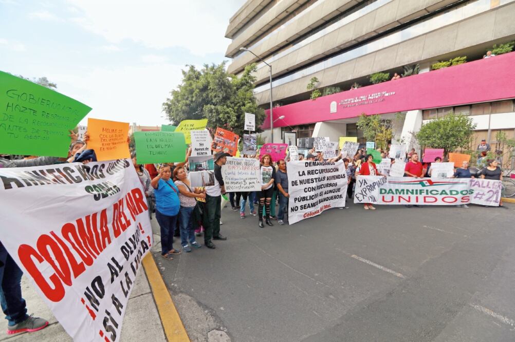 Los vecinos cerraron por 20 minutos avenida Universidad, para denunciar la ausencia de apoyos por parte de directores responsables de obra. (VALENTE ROSAS. EL UNIVERSAL)