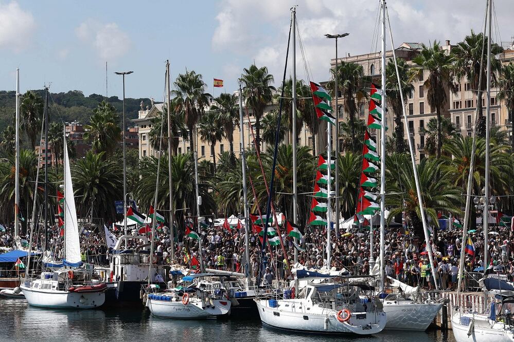 Barcos de la Flotilla Global Sumud, con destino a Gaza, poco antes de partir de Barcelona con ayuda humanitaria para los palestinos. FOTO: LLUIS GENE. AFP
