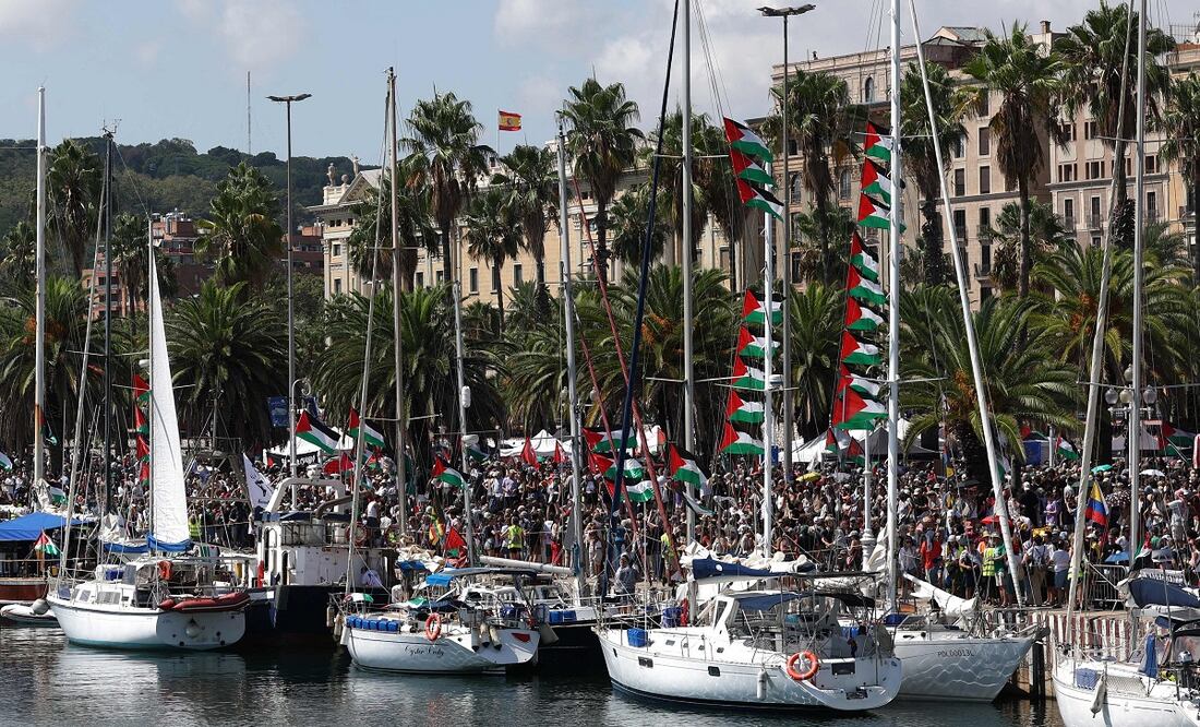 Barcos de la Flotilla Global Sumud, con destino a Gaza, poco antes de partir de Barcelona con ayuda humanitaria para los palestinos. FOTO: LLUIS GENE. AFP